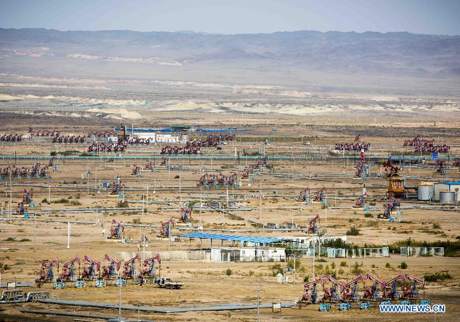 （经济）（1）新疆克拉玛依纪念新中国首个大型油田发现60周年