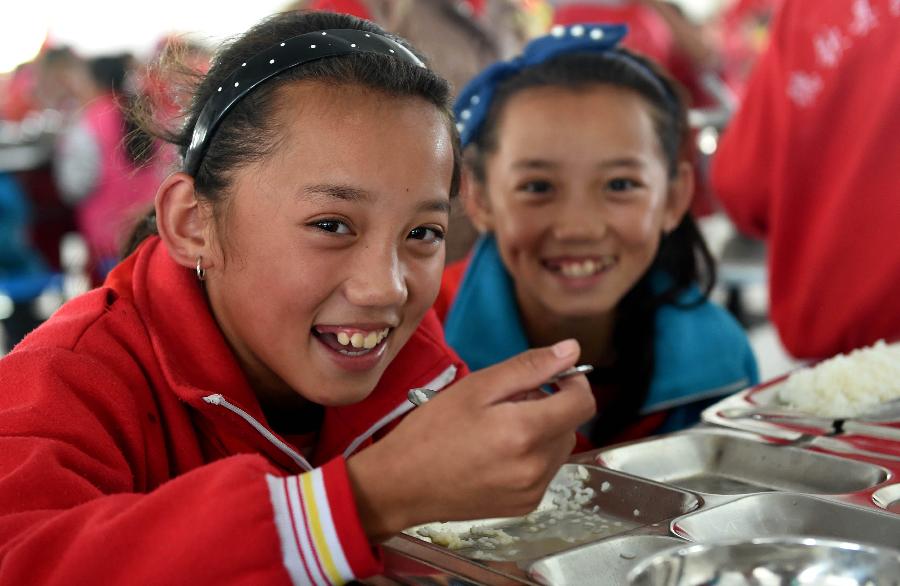 （回眸十二五）（1）云南迪庆藏区：5万多名农村中小学生受益教育惠民政策