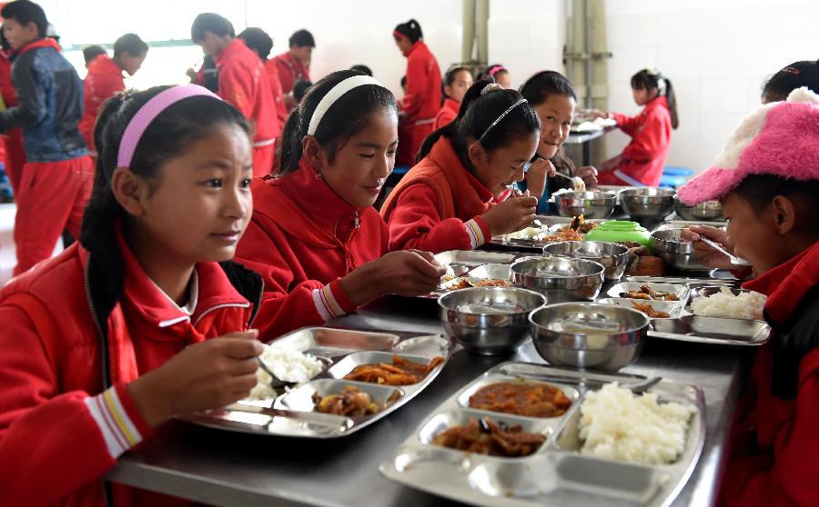 （回眸十二五）（4）云南迪庆藏区：5万多名农村中小学生受益教育惠民政策
