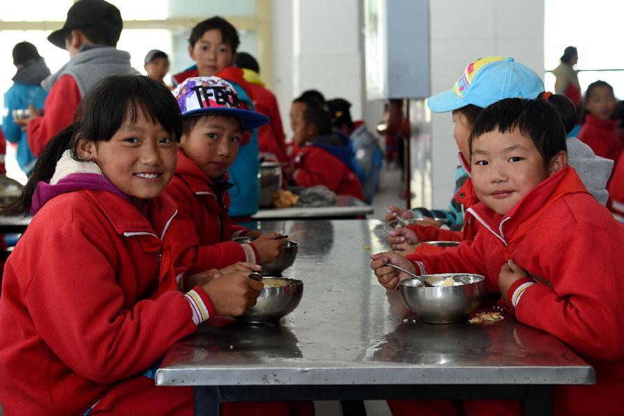 （回眸十二五）（2）云南迪庆藏区：5万多名农村中小学生受益教育惠民政策
