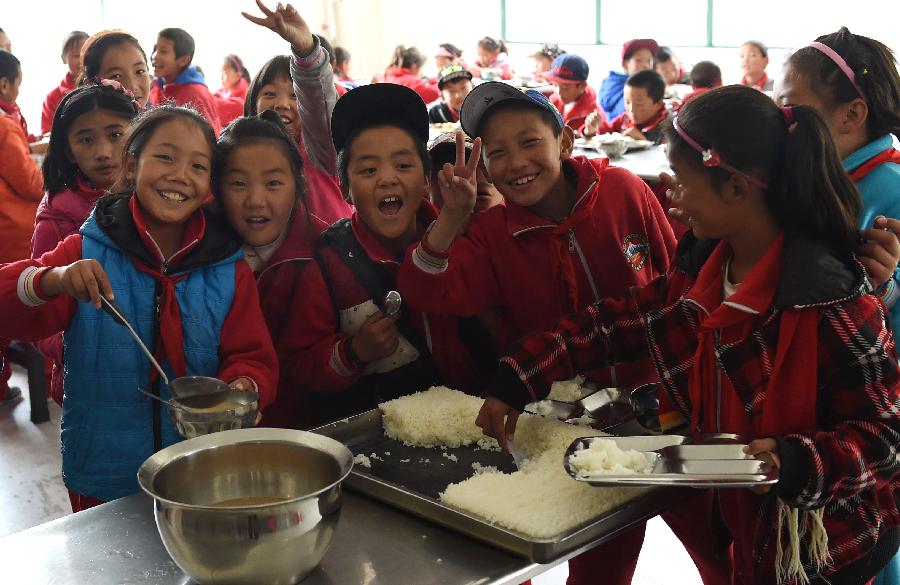 （回眸十二五）（3）云南迪庆藏区：5万多名农村中小学生受益教育惠民政策