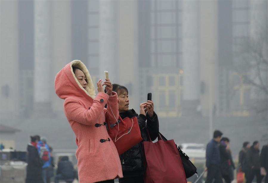 （社会）（9）北京首次启动空气重污染红色预警