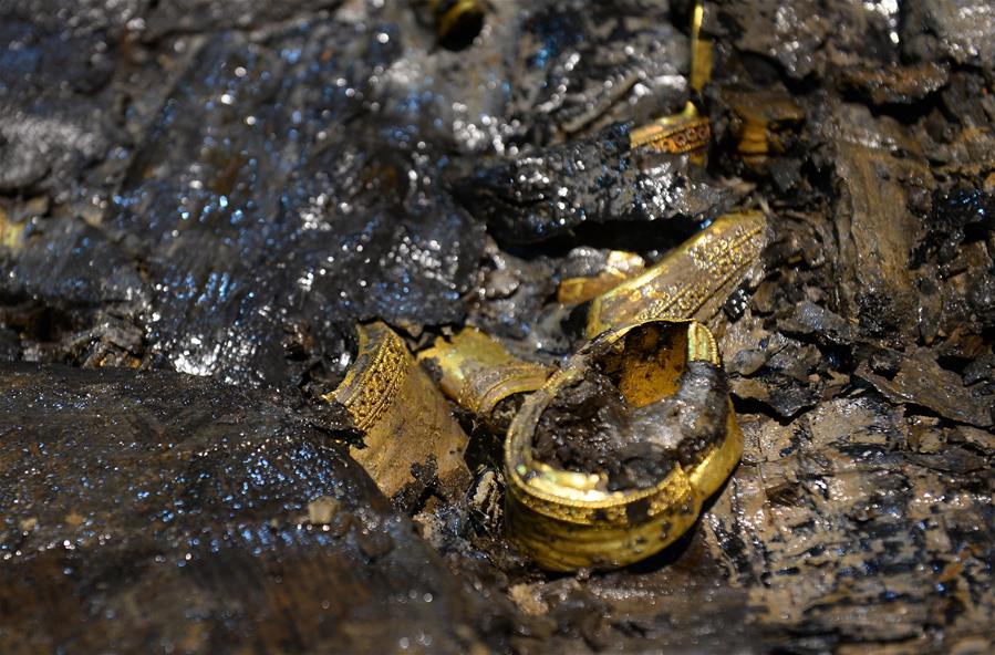 （城乡热点）（2）海昏侯墓主棺外棺盖揭开　发现大量黄金和玉器