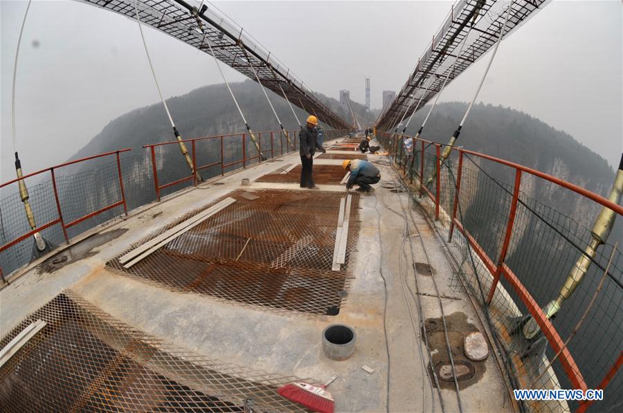 （经济）（1）张家界大峡谷人行玻璃桥进行桥面施工 
