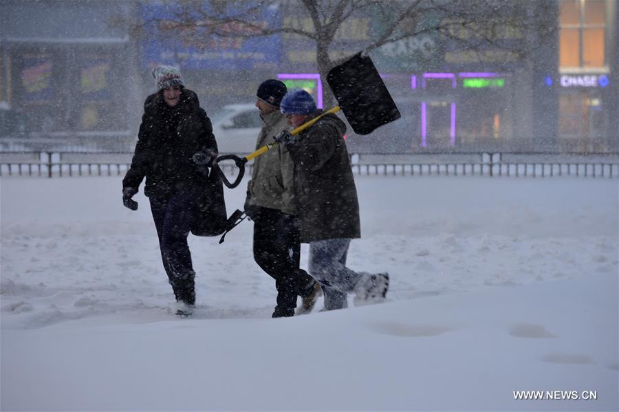 （XHDW）（1）强暴风雪席卷美东北部 至少12人死亡