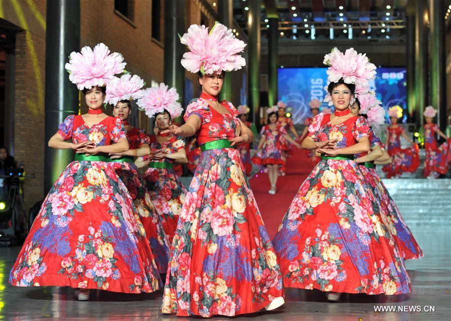 （晚报）（1）2016北京国际中老年模特大赛举行