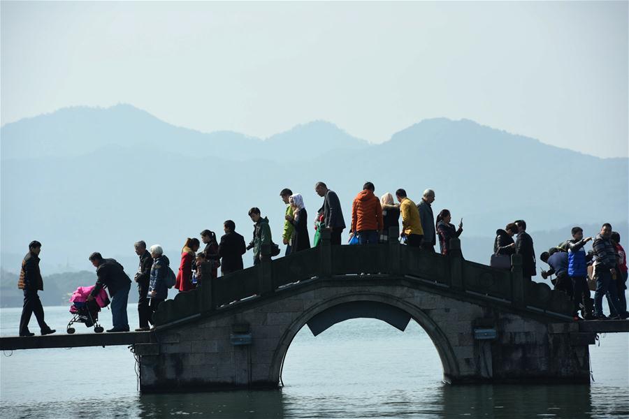 #（经济）（3）春节假期全国接待游客超3亿人次 