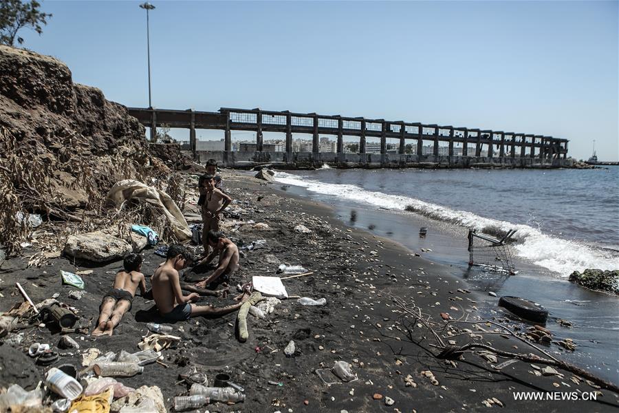 GREECE-PIRAEUS-REFUGEES-TOURISM