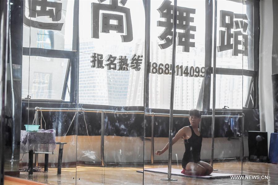 Энтузиаст танца у пилона из провинции Гуйчжоу