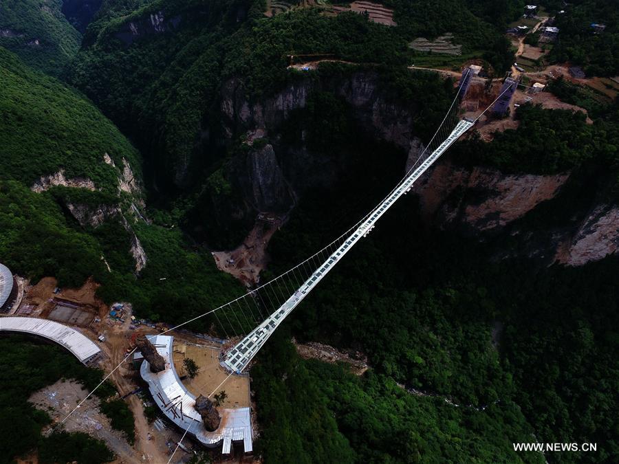 В Хунани продолжается строительство стеклянного моста через Большой каньон в Чжанцзяцзе