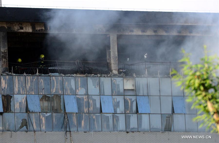 Шесть человек погибли, семь пострадали в результате пожара на фабрике по производству  одежды в городе Чжэнчжоу