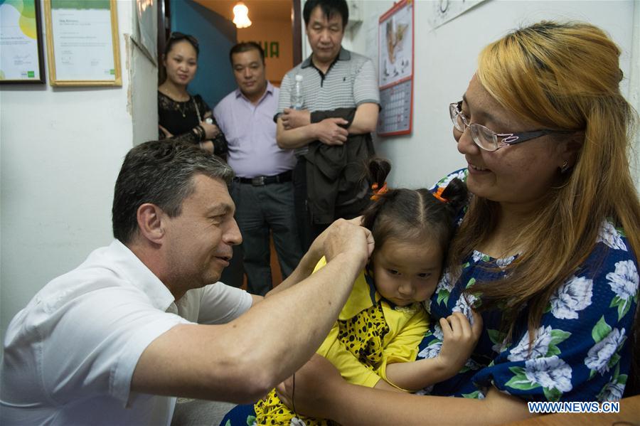 Китайский центр помощи в Кыргызстане подарил девочке возможность слышать мир
