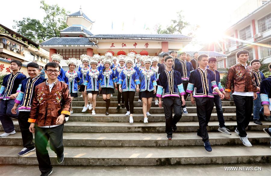 Выпускные фотографии школьников из Саньцзян-Дунского автономного уезда