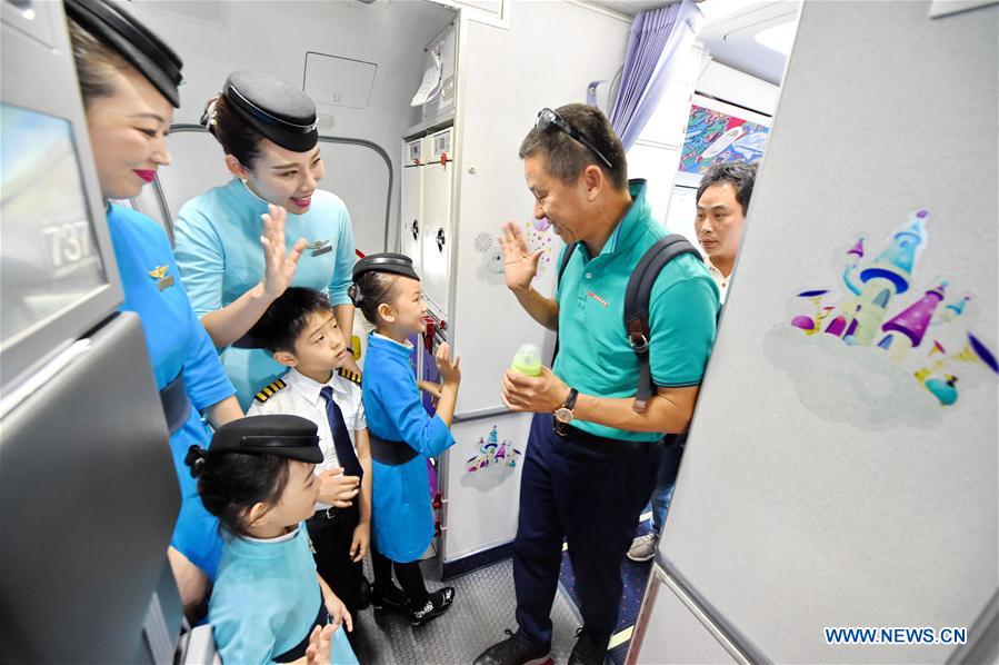 （晚报）（4）“小小乘务员”带你飞向“魔法王国”