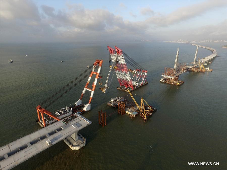 В основание моста Сянган -- Чжухай -- Аомэнь установлена последняя особо крупная опора