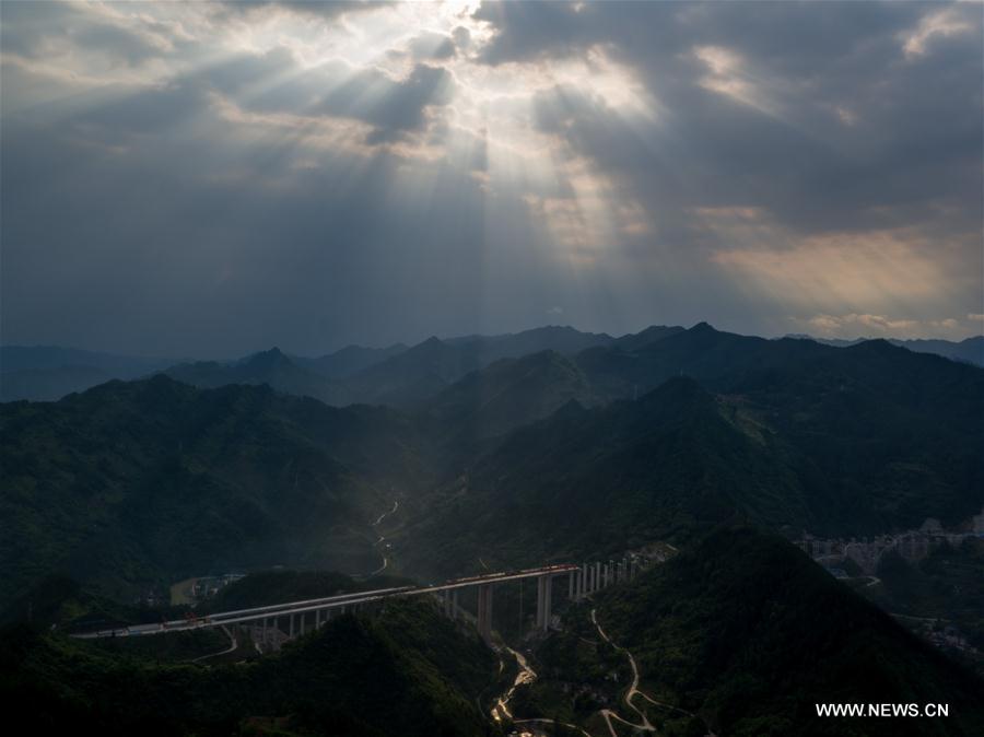 Строительство скоростной магистрали Ваньчжоу -- Личуань в Чунцине завершено на 70 процентов