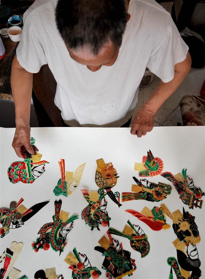 Старый мастер по изготовлению марионеток для театра теней из Тяньцзиня