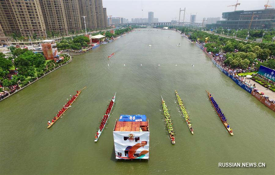 Состязания по гребле на драконьих лодках по случаю праздника Дуаньу в Китае  
