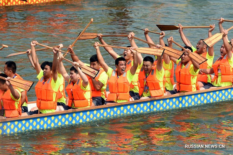 Состязания по гребле на драконьих лодках по случаю праздника Дуаньу в Китае  