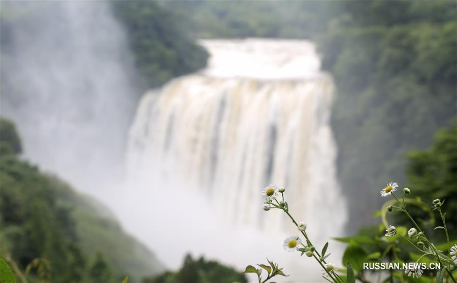 Половодье на водопаде Хуангошу в провинции Гуйчжоу