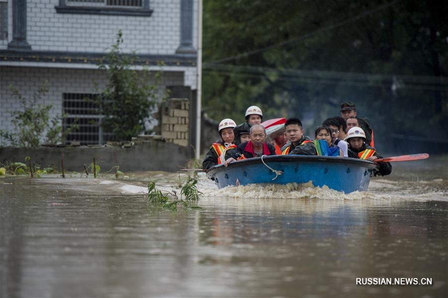 Проливные дожди привели к прорыву дамбы на реке Цзюйшуй в провинции Хубэй, тысячи местных жителей эвакуированы