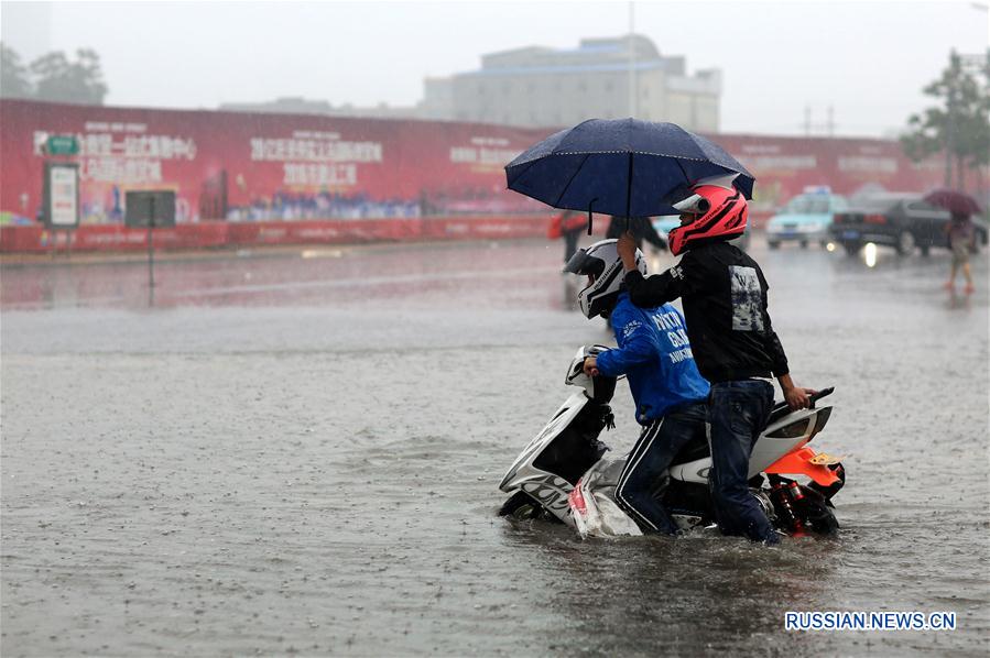На севере Китая идут сильные дожди