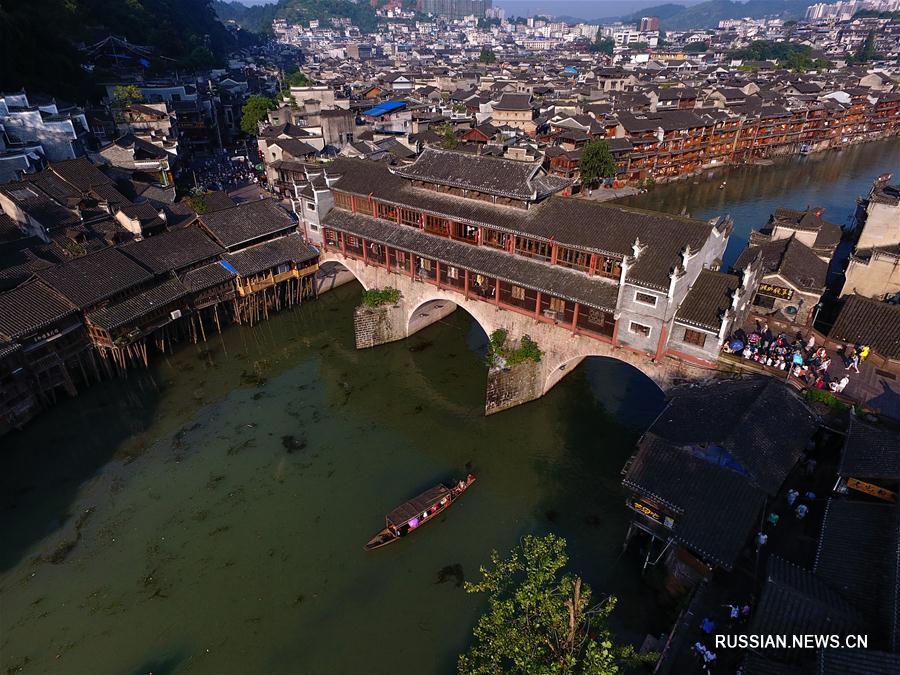 （美丽中国）（1）飞阅湘西凤凰古城    