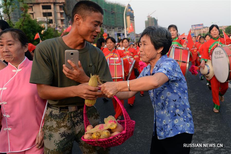 В Восточном Китае проводили военнослужащих, боровшихся с наводнениями