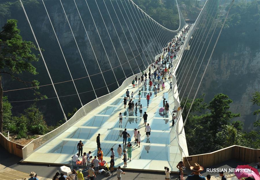 В Чжанцзяцзе открылся стеклянный мост