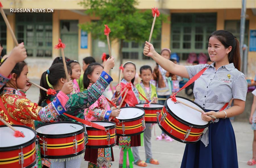 Молодые учительницы и их подопечные в Гуанси