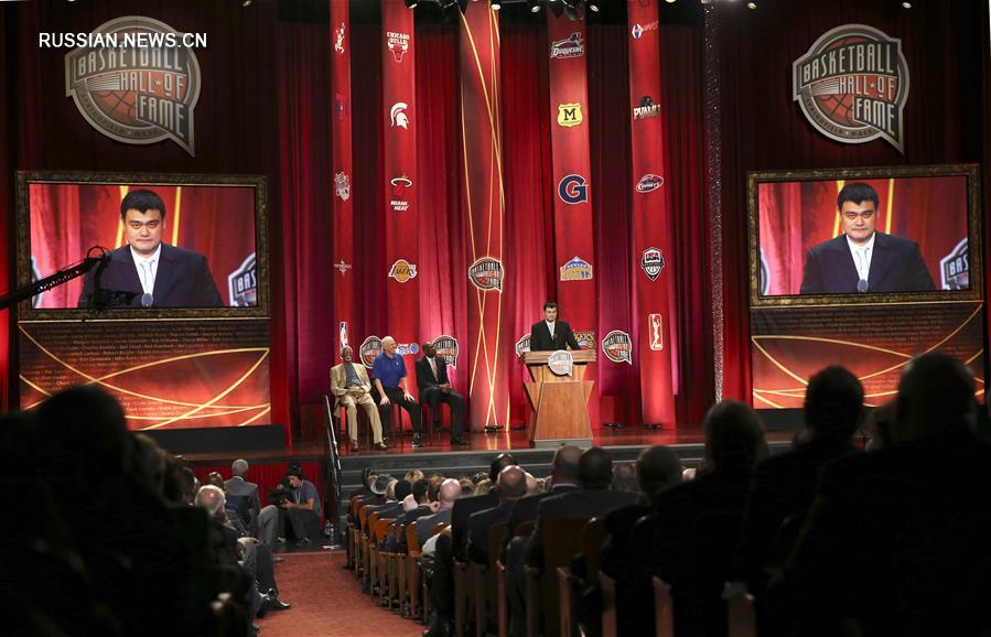Церемония включения выдающихся игроков в Зал славы баскетбола в США