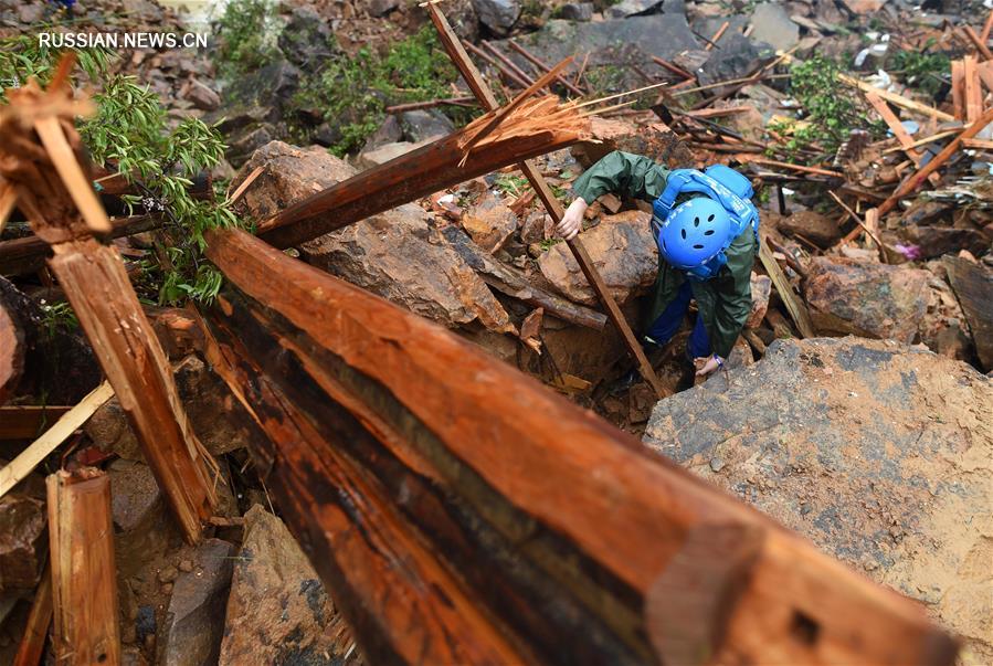 В провинции Чжэцзян продолжается поисково-спасательная работа после схода горного  оползня