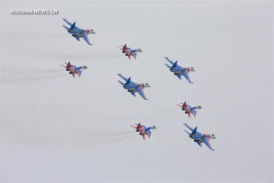 Чжухайский авиасалон: выступление российской пилотажной группы