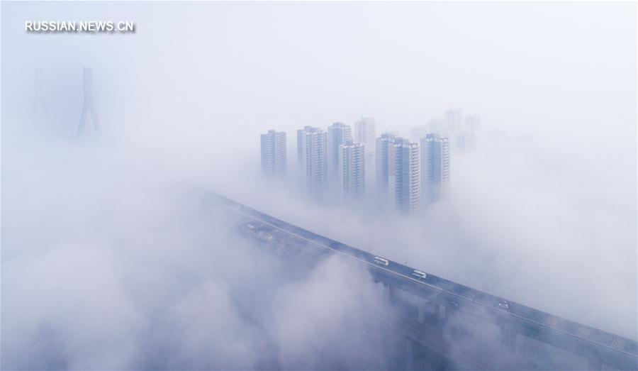 Мост Тяньсинчжоу в Ухане скрылся в густом тумане