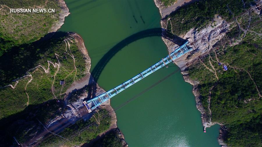 Произведена смычка арочного свода моста через Лохэ на строящейся железной дороге Мэнхуа