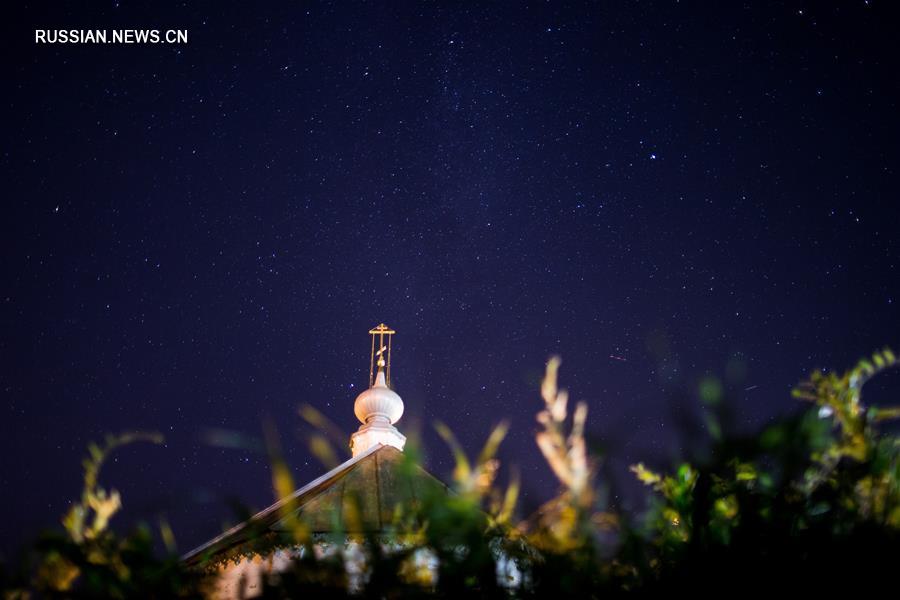 Купол храма на фоне ночного неба