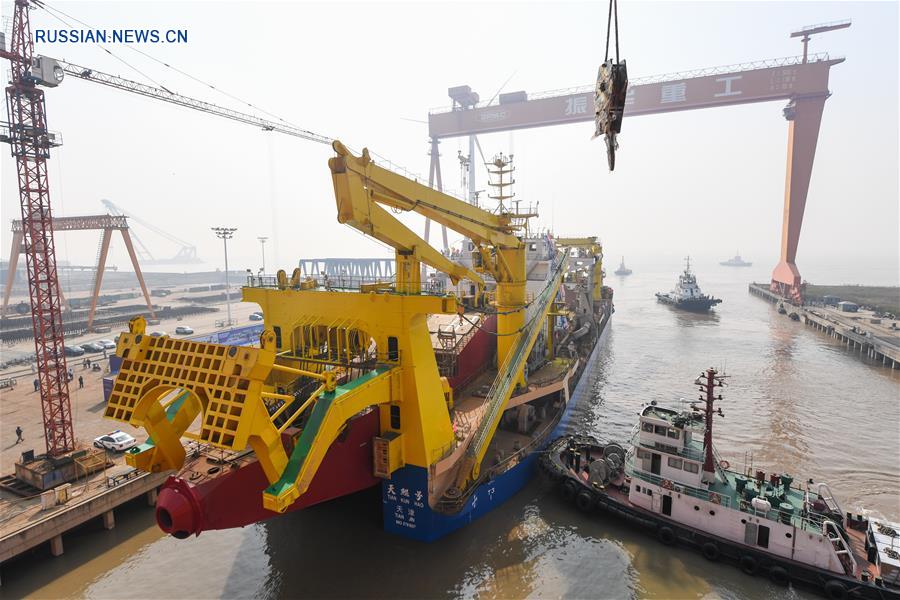 Разработанное Китаем самоходное шнековое землечерпательное судно нового поколения "Тянькунь" спущено на воду