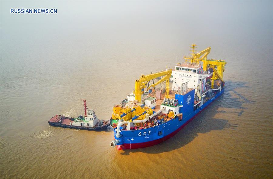 Разработанное Китаем самоходное шнековое землечерпательное судно нового поколения "Тянькунь" спущено на воду