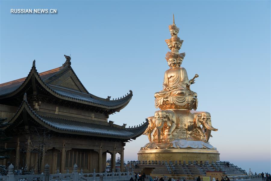 Эмэйшань -- одна из четырех священных буддистских гор Китая