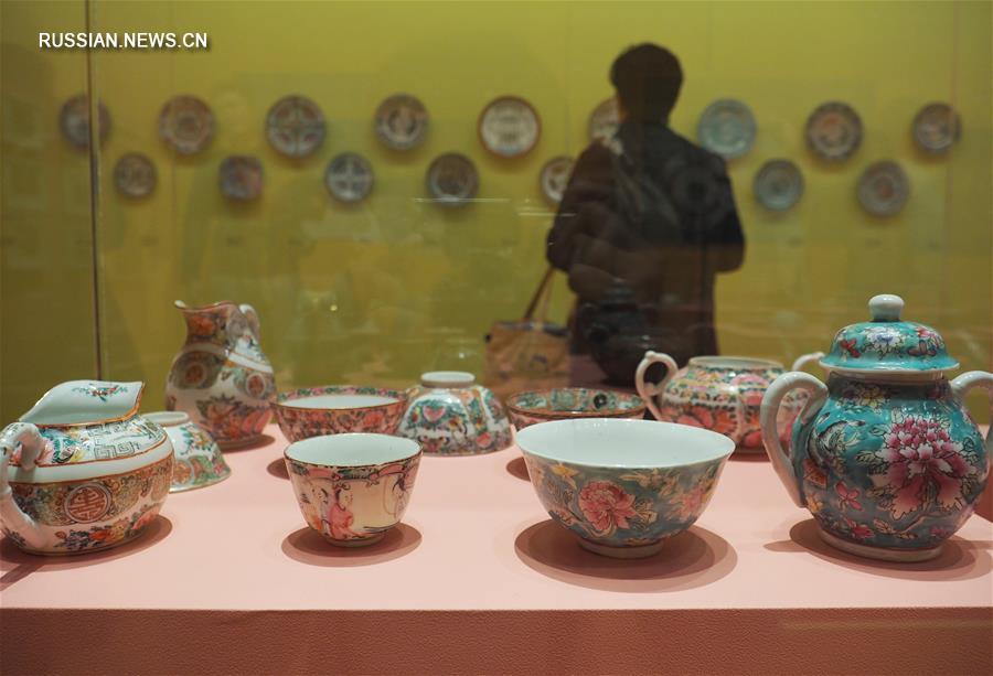 Фарфоровый завод "Юэдун" проводит выставку "90-летие сянганского фарфора"