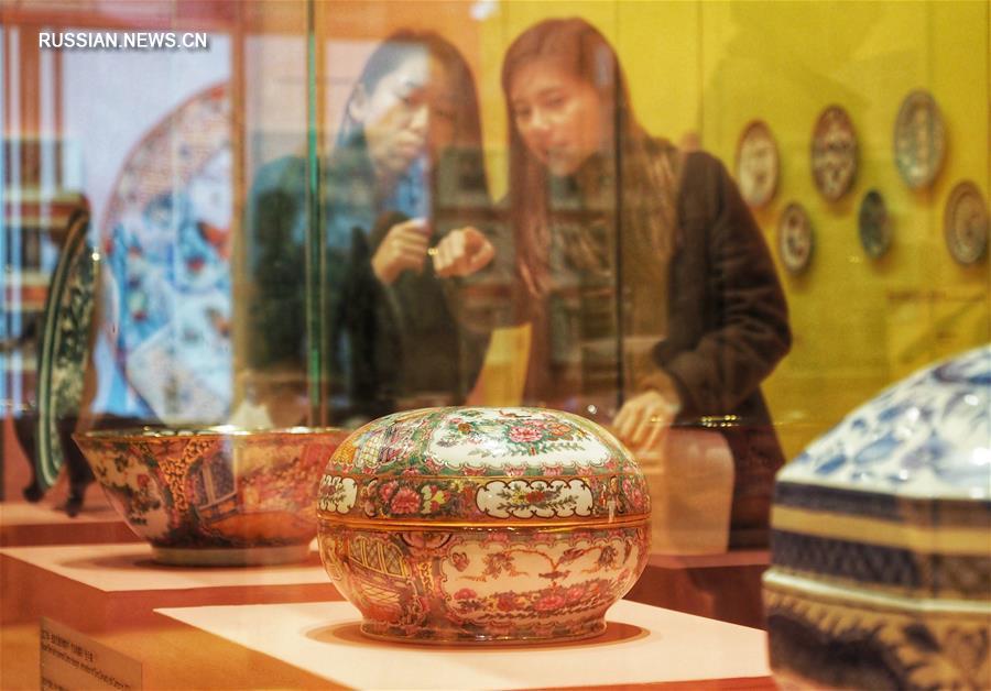 Фарфоровый завод "Юэдун" проводит выставку "90-летие сянганского фарфора"