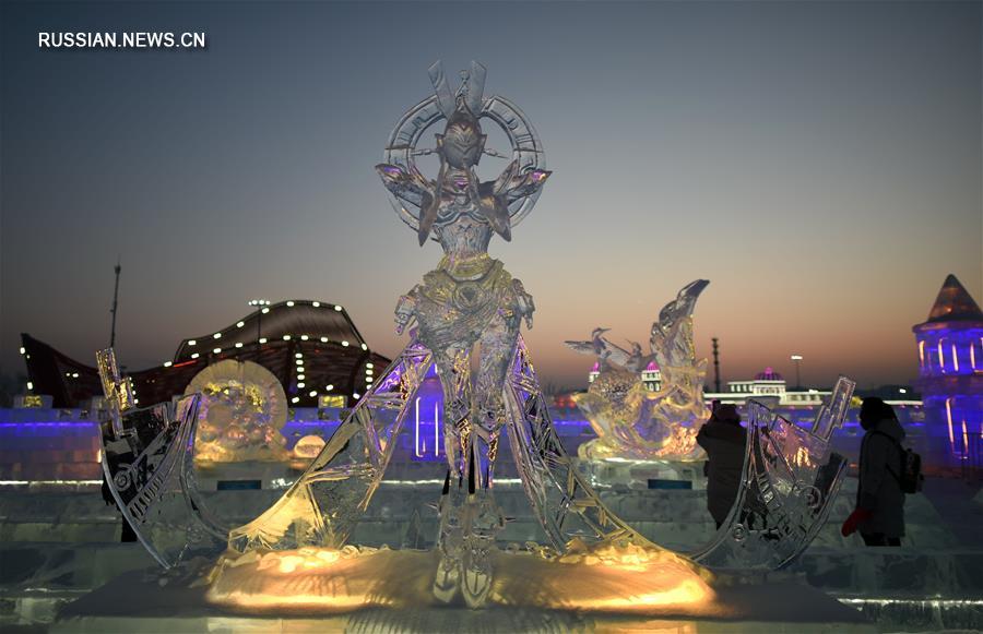 Ледяные скульптуры и вечерняя иллюминация в харбинском праке "Мир льда и снега"