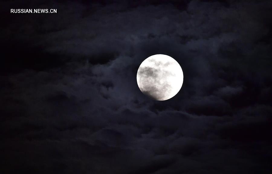 Полное лунное затмение и "кровавое суперлуние" в небе Китая