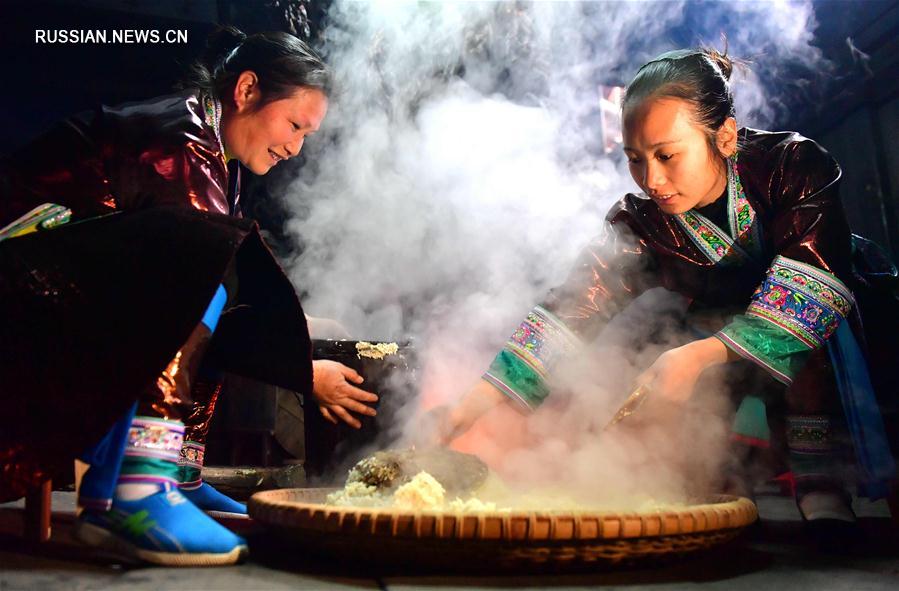 Мяоские женщины готовят традиционное вино чунъян