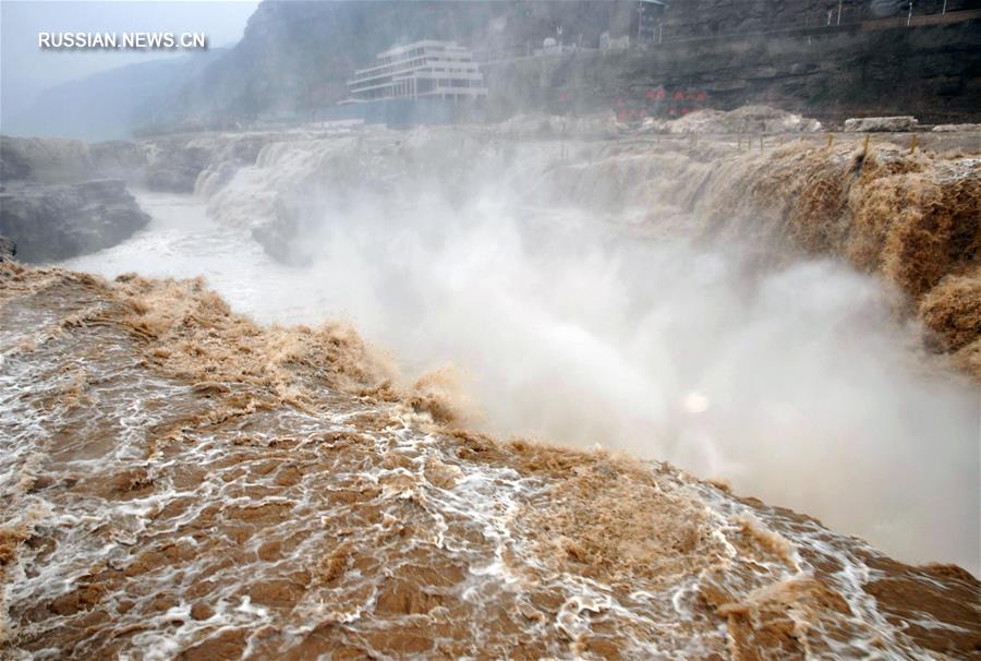 Весеннее увеличение стока на водопаде Хукоу