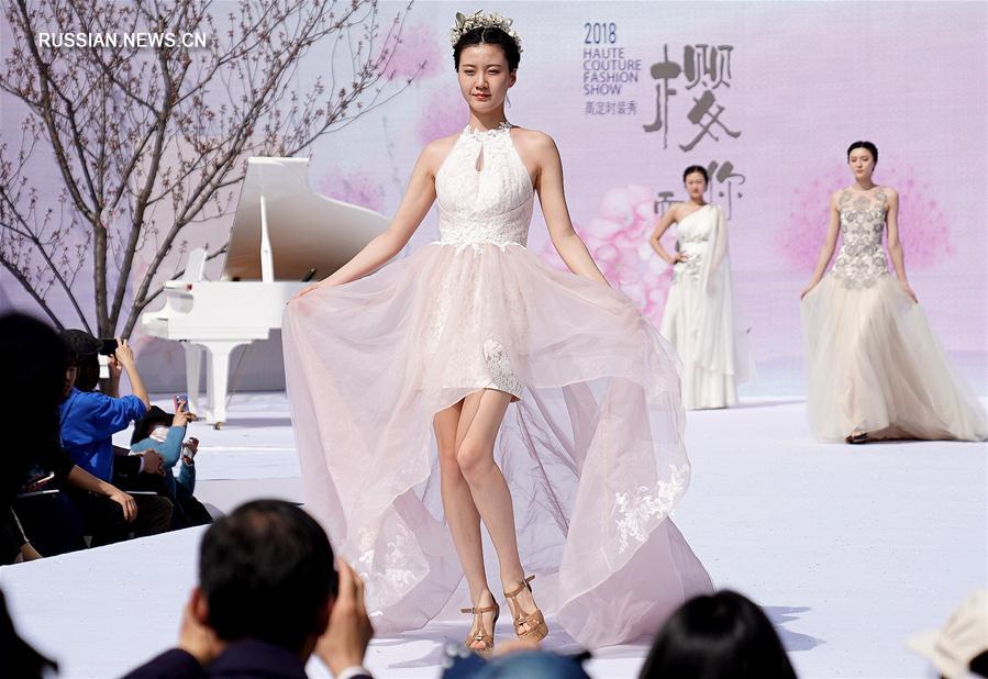 Весенний показ модных платьев в Шанхае