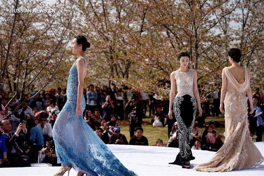 Весенний показ модных платьев в Шанхае