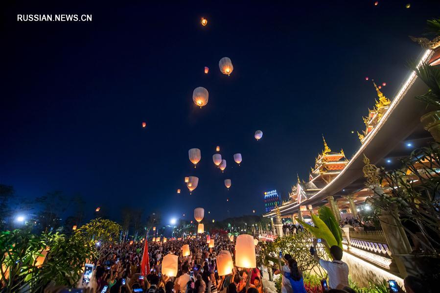 Небесные фонарики по случаю Нового года в провинции Юньнань
