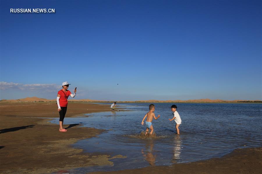 Туристический сезон в пустыне Кузупчи на севере Китая