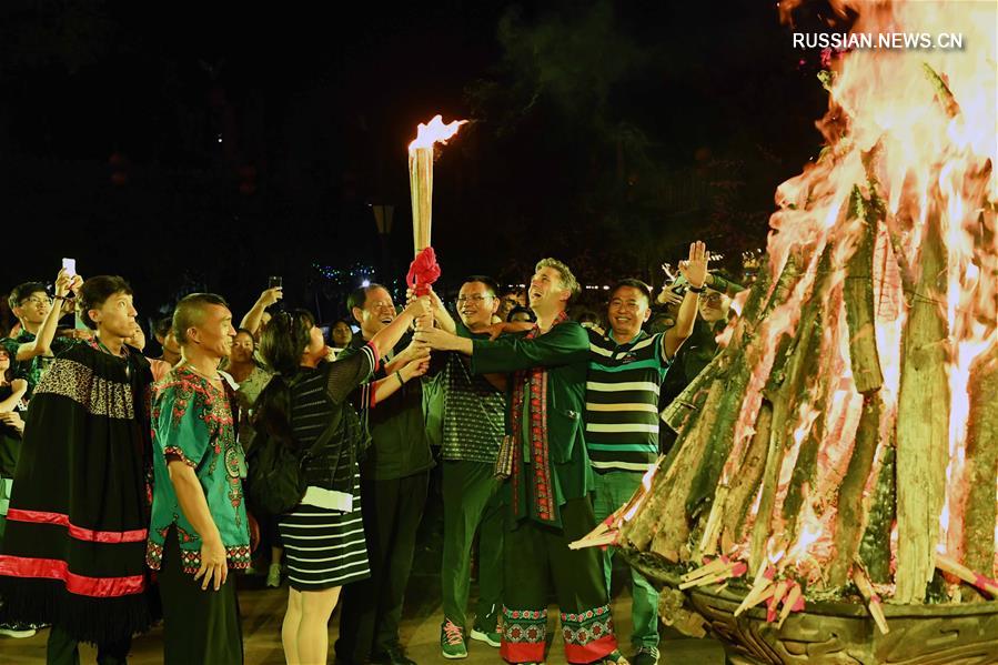 Ийский Праздник факелов в древнем городке Ижэнь